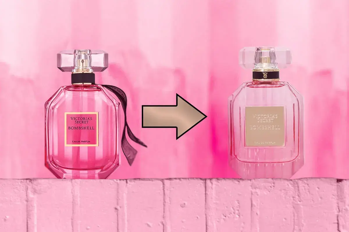 Dwa flakoniki victoria secret perfumy Bombshell, jeden z czarną wstążką, drugi bez, oddzielone strzałką.