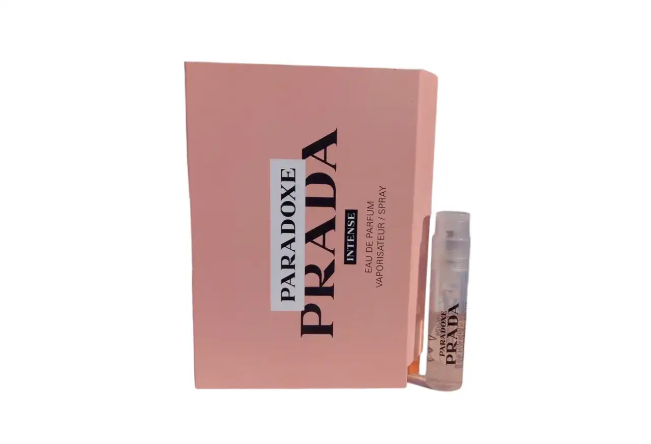 Próbka perfum Prada Paradoxe Intense w różowym opakowaniu.