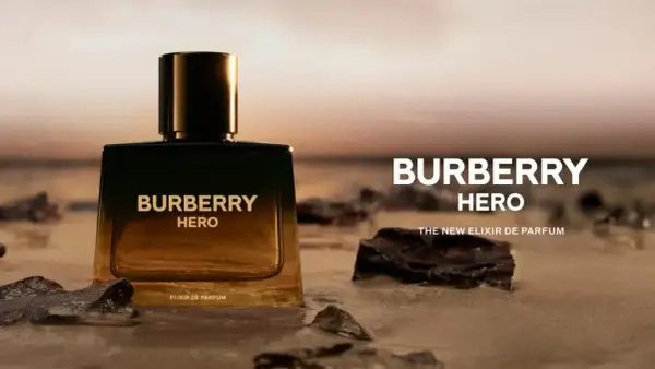 Elegancka butelka Burberry Hero na plaży, symbolizująca siłę i odwagę. Nowy Elixir de Parfum.